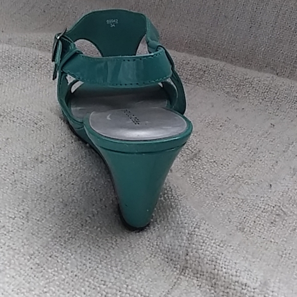 Sandal - Picture 3 of 4